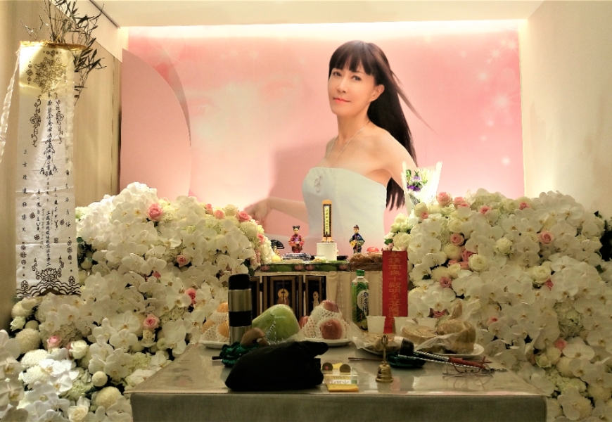 羅霈穎的喪禮,在友人的協助下辦得盛大而隆重。