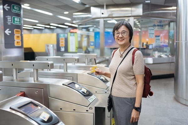 敬老卡具備悠遊卡功能，每月有480點（480元），搭捷運可直接刷卡進站。 