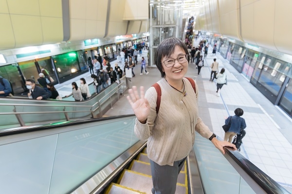 退休後，林宜平經常利用敬老卡的交通優惠和同學開心相聚。