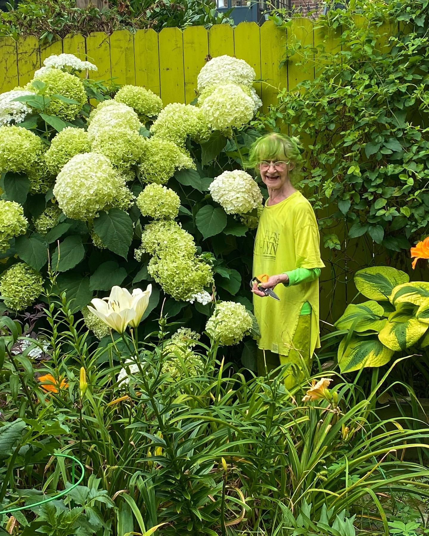 熱愛園藝的伊莉莎白，也經常忙著照顧自家花園，當然，這裡也不缺綠色。 