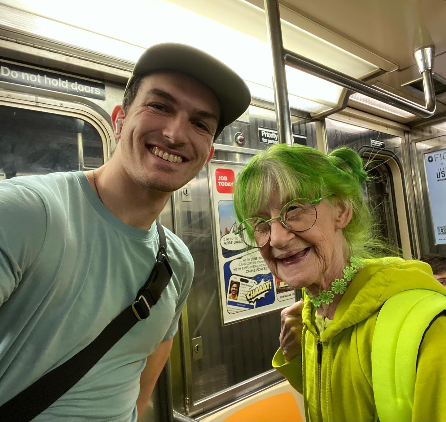 紐約地鐵是伊莉莎白最常被網友、粉絲「捕獲野生綠色女士」的地點之一。 