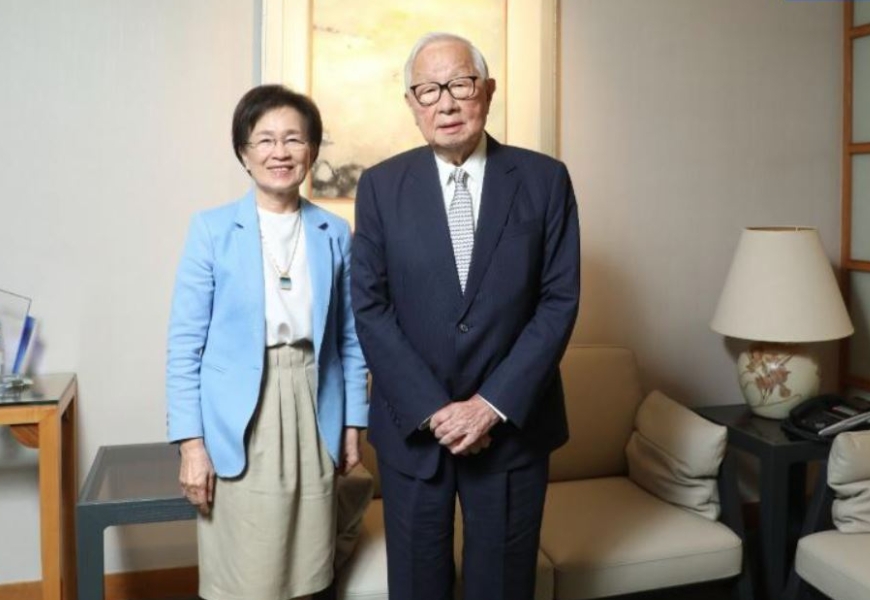 張忠謀（右）接受《遠見雜誌》獨家專訪，與本文作者、遠見．天下文化事業群發行人王力行（左）合影。（張智傑攝）