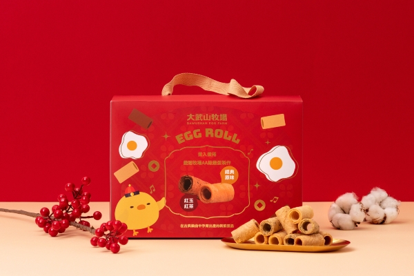 即日起於7-11推出「樂禮新春蛋捲禮盒」喜氣洋洋的紅色襯底，搭超可愛的小雞 IP，內含超人氣原味、紅茶蛋捲，送禮自用兩相宜！