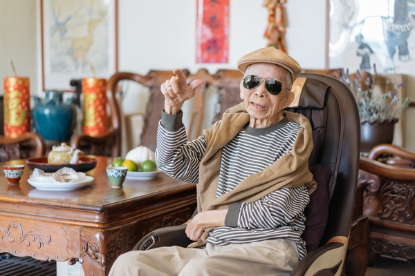 黃銀開親和力十足，拍照時樂意配合攝影師比出各種手勢。