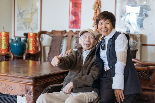 黃翠文摟著爸爸的肩膀，黃銀開伸出大拇指比讚，好心情全寫在臉上。