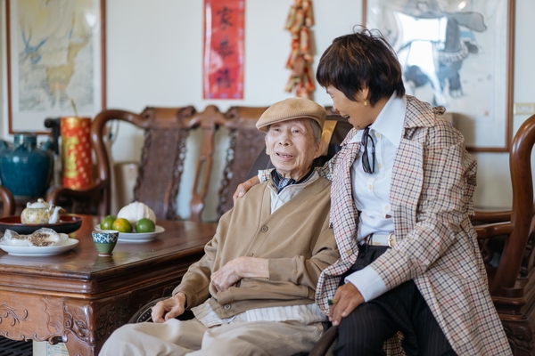 黃翠文看著爸爸黃銀開，流露出對父親的孺慕之情。