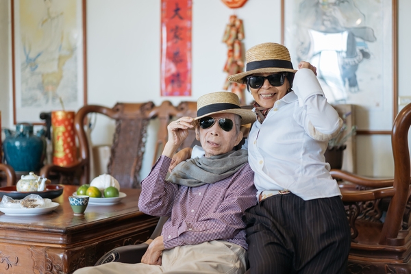 黃銀開與黃翠文父女各自手扶帽簷，定格拍下帥氣的父女合照。