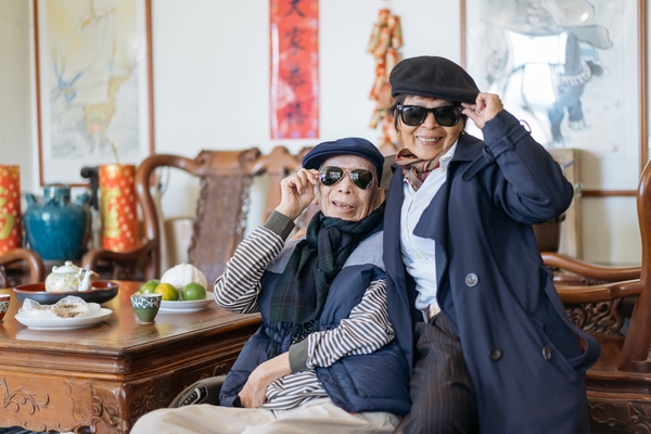 黃銀開身形瘦削，搭配羽絨背心，既顯精神又方便活動。