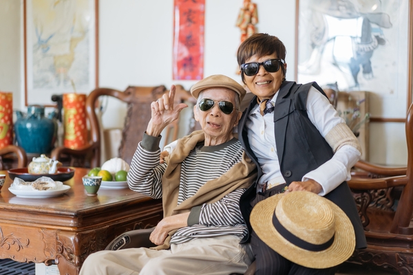 黃翠文幫爸爸把針織衫披在肩上，時尚、保暖且穿脫方便。