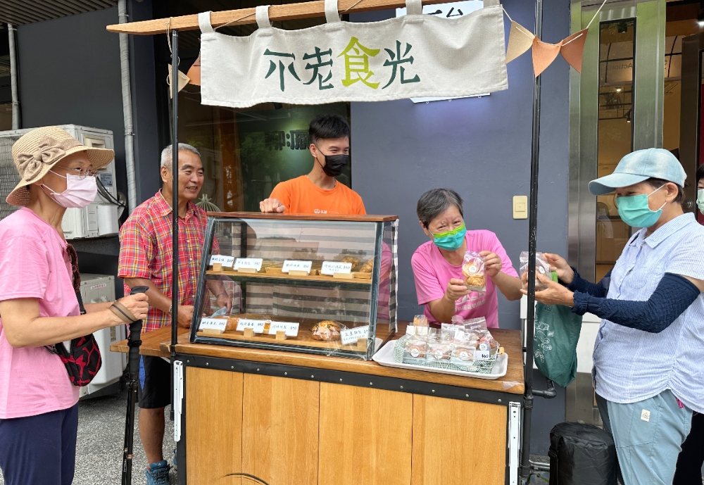 促進中高齡就業的麵包餐車：不老食光。