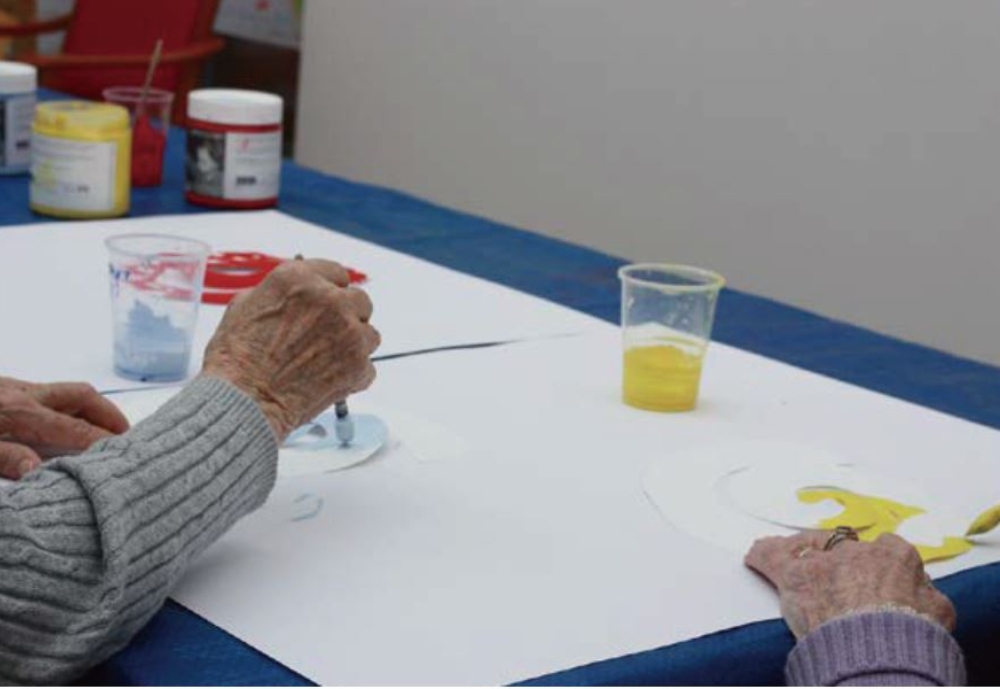 法國高齡長期照護醫療機構的藝術治療。（南方家園提供）