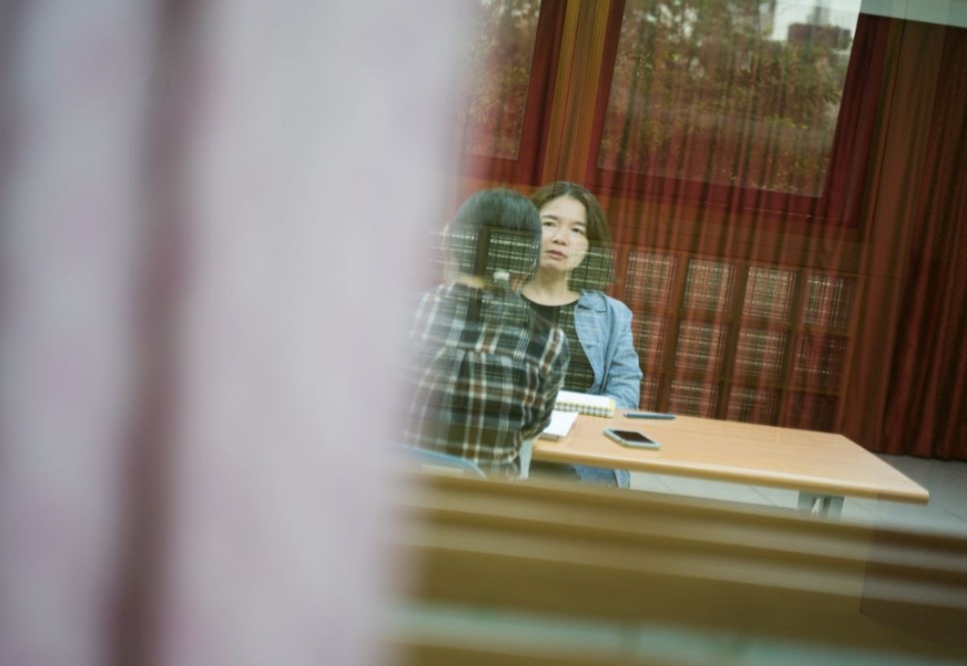 採訪地點約在楊純鑾會定期教課的聖若瑟失智老人養護中心。當老人家們在起居層活動時，我們借用了他們的活動中心進行採訪。