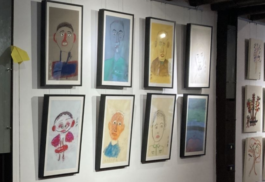 2024年3月位於萬華剝皮寮歷史街區的「此刻．我在」失智長者藝術創作展覽。（南方家園提供）