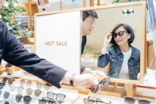 眼鏡除了實用性，更是Sherry展現風格的時尚配件。