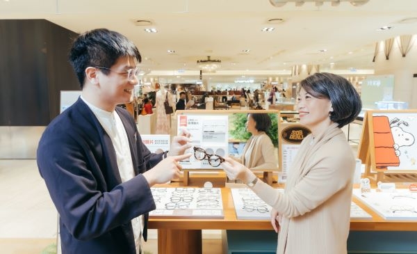 JINS 打造安心及溫暖的購物環境，貼心的服務體現了對熟齡族群的細緻關懷。