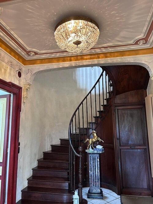 第2盞水晶燈大約比第一盞要擦的水晶片多了3倍。 