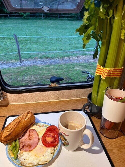 在露營拖車裡，馮美莉可以煮自己想吃的食物。 