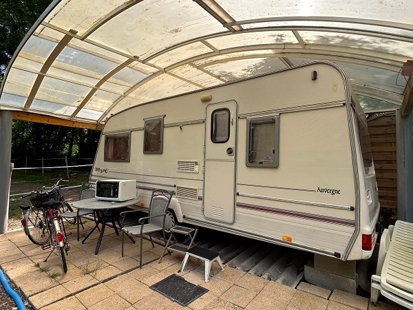 馮美莉一個人住在這部露營拖車裡。 