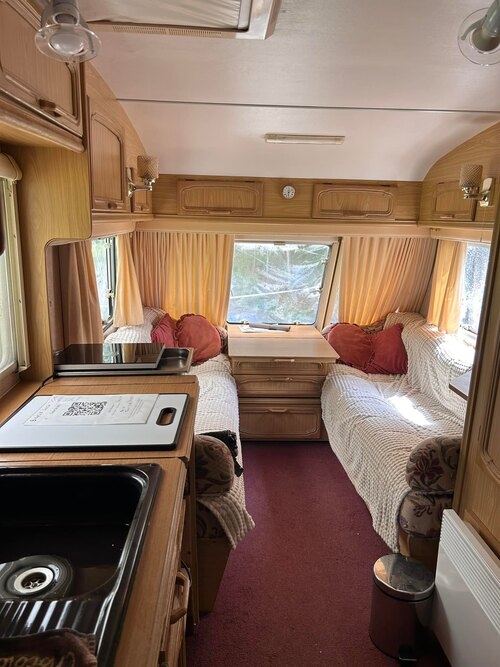 露營拖車內除了單人床，還有浴室和廚房。 
