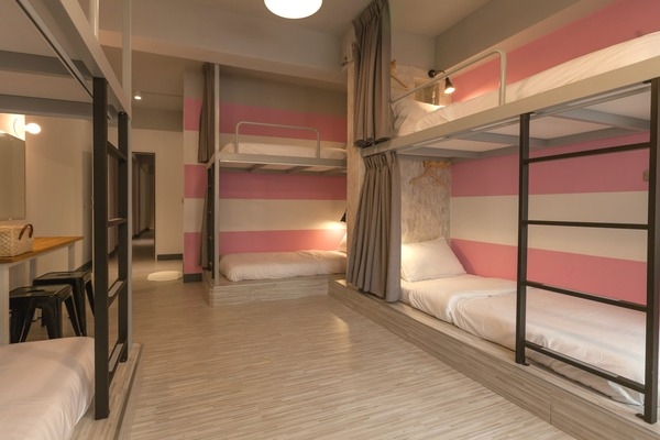 李縈安住在民宿的6人房，房間舒適整潔。 