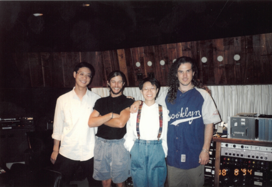 丁曉雯在美錄音錄音室與錄音師合照。（丁曉雯提供）