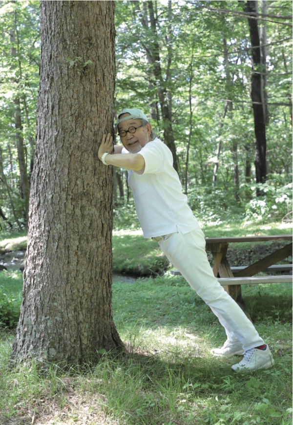 只要利用樹幹的話，在戶外也能做伏牆挺身。身體與樹幹（牆壁）保持 跟圖片中差不多的距離，可以給予身體相當程度的負荷。