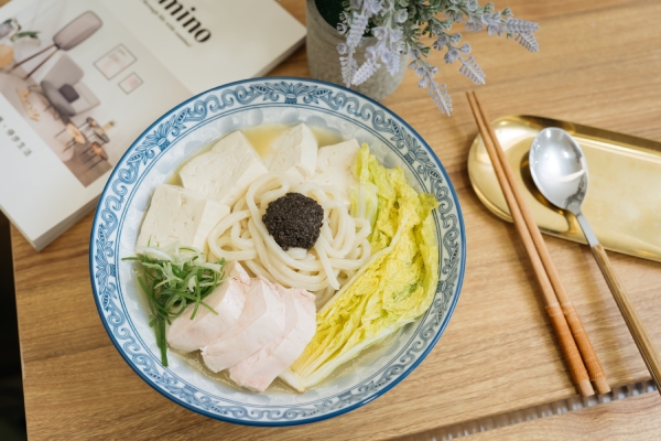 用濃郁雞白湯將急凍熟麵的味道變得更有層次。