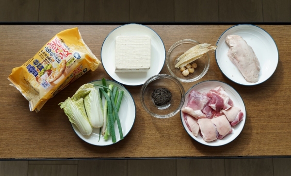 豬腳、扁魚、干貝熬煮鮮甜湯底，加上黑松露醬更增添香氣。