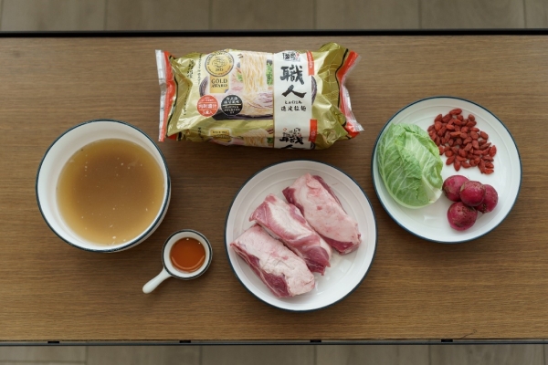 利用急凍熟麵和市售肉骨茶湯底，方便快速煮出暖胃料理。