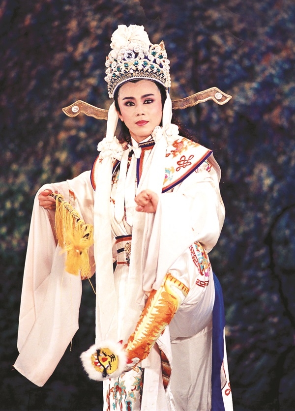  從零基礎的外行人到成為明華園的當家台柱，孫翠鳳的箇中辛苦可想而知。