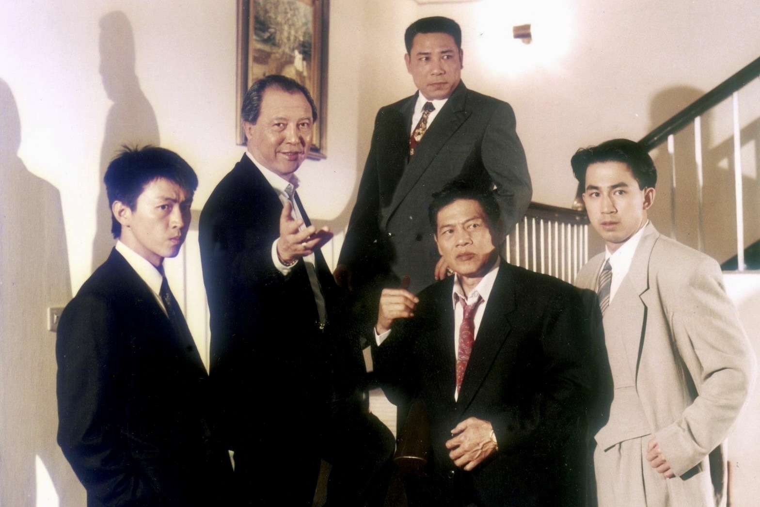 庹宗華（左1）參演的經典黑道片《五湖四海》劇照，當中像是柯俊雄（左2）、陳松勇（左3）等前輩，如今都已離世。 