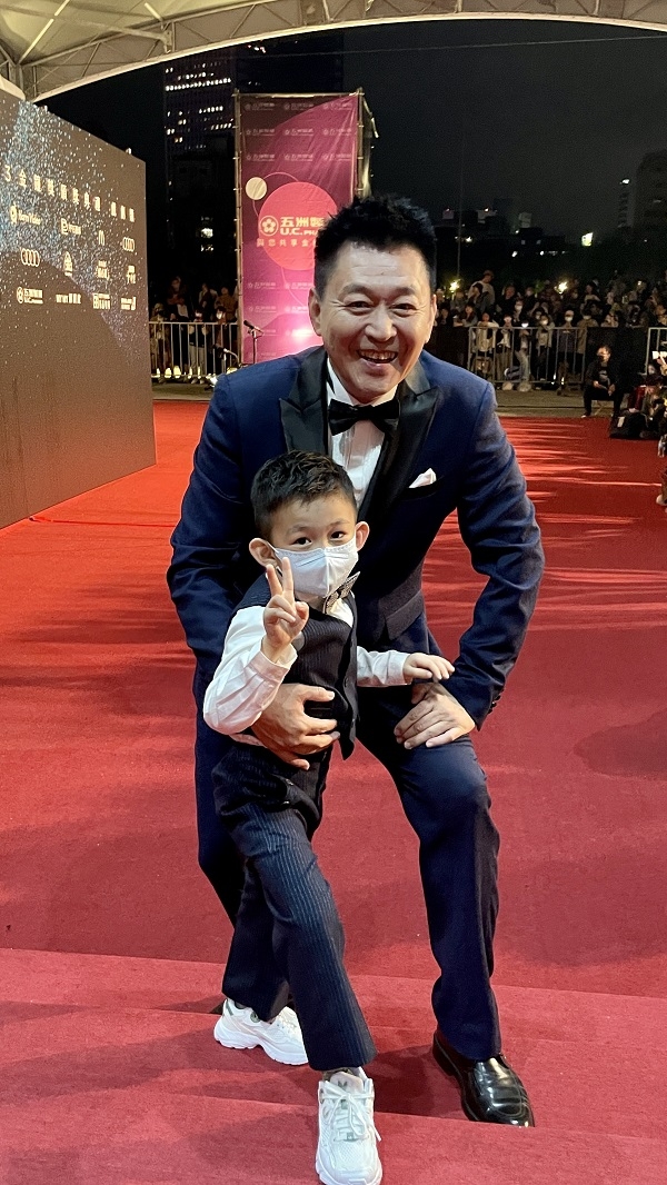 帶著小兒子一起走金鐘獎紅毯的庹宗華。 