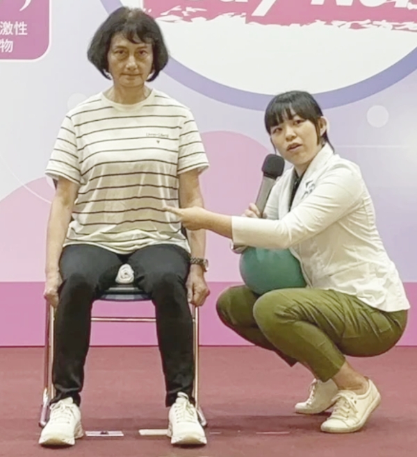 陳怡同物理治療師（圖右）指出，先找到舒服的坐姿，讓毛巾貼合陰道口，緩慢的收縮夾緊肛門，收縮的肌肉即是骨盆底肌肉。