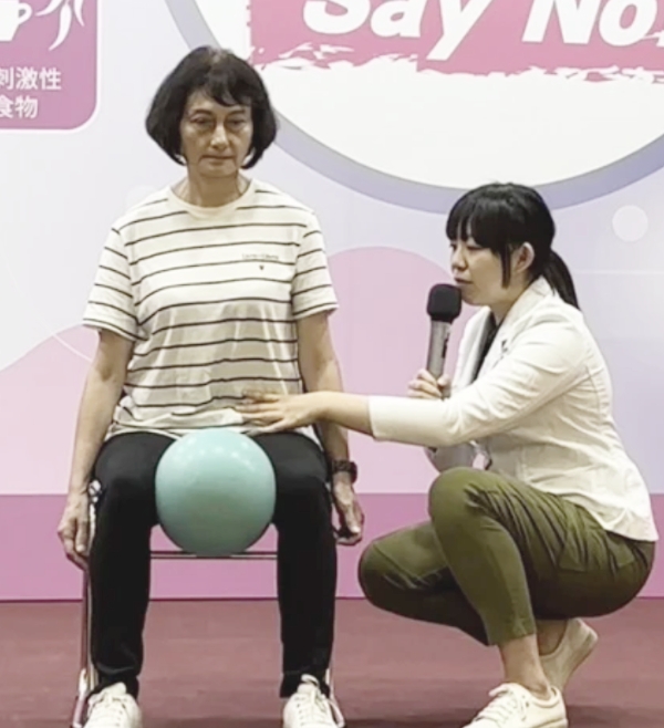 運用枕頭或球夾在大腿中間，練習收縮5秒鐘、放鬆5秒鐘，以10遍為1回合，每日做3回。