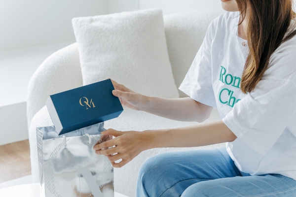 經典的15入綜合禮盒附贈銀箔紙提袋,送禮質感又美觀。