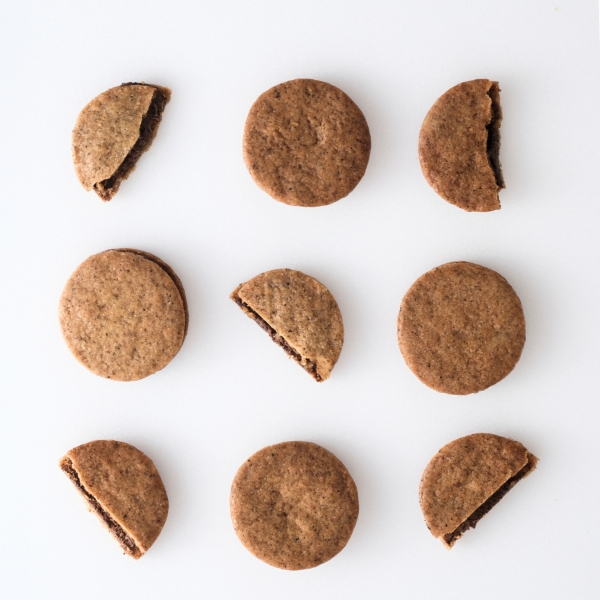 伯爵茶粉揉入餅體,搭配黑巧克力內餡,茶香綿延,餘韻悠長。