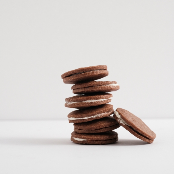 53%黑巧餅搭配香草白巧餡料,著重在苦甜和酥脆,象徵愛情的浪漫平衡。