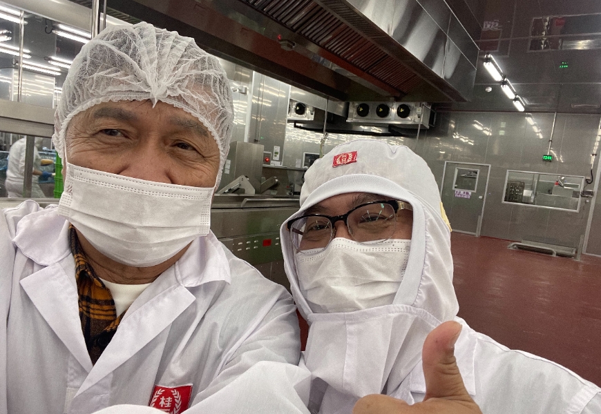 王正明與員工合影。