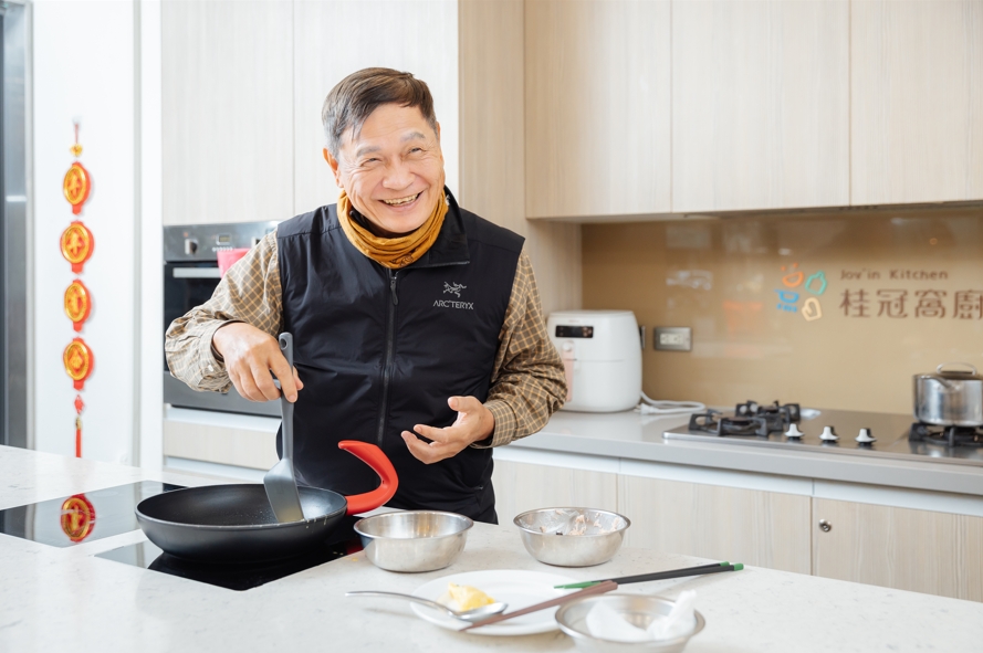 王正明示範鮪魚歐姆蛋。