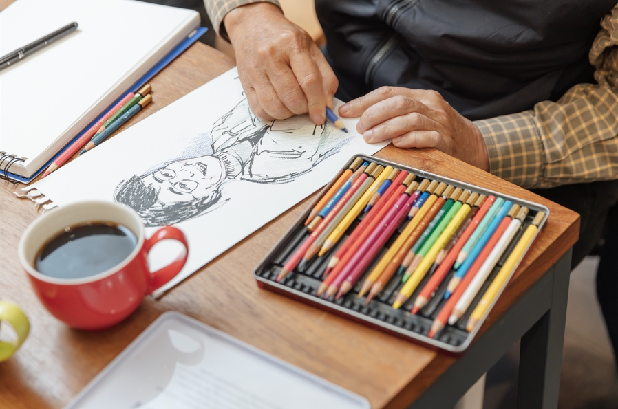 等採訪進入尾聲，人像也完成了，他一筆一筆添上色彩。兩個小時的採訪像是一場精采的繪畫表演加脫口秀