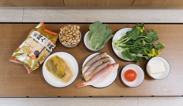 準備食材有：酸白菜、小黃魚、當季蔬菜，南僑讚岐職人造波拉麵。