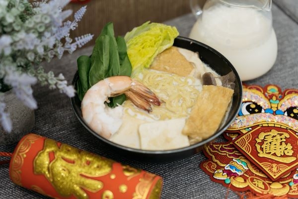 「吉祥如意湯」-豚湯豆漿鍋，象徵財運興旺，順心如意。