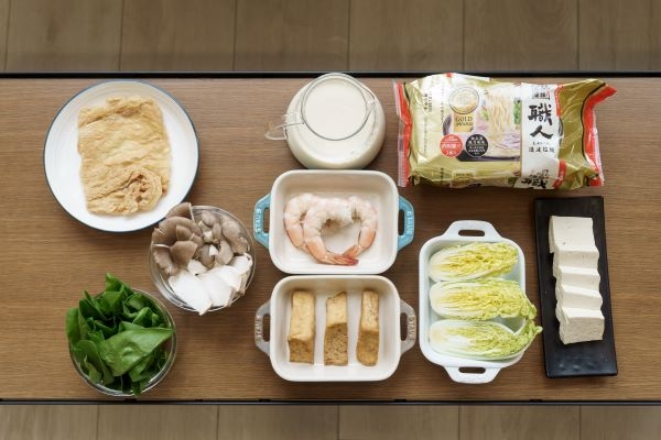 準備食材有：豆漿（建議選用口感較濃醇的豆漿）、豆皮、豆腐、鮮蝦、當季蔬菜，南僑讚岐職人造波拉麵。