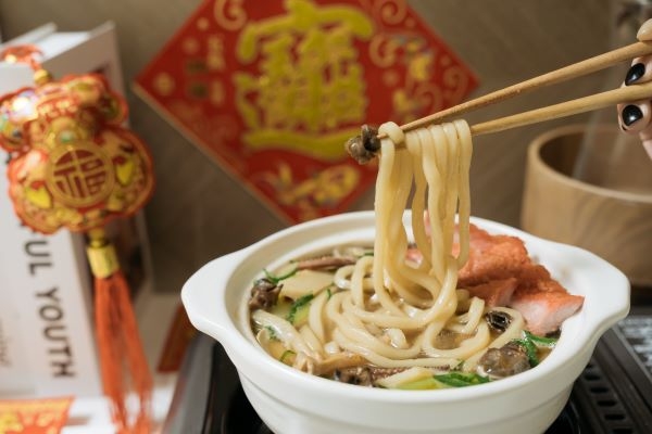 「海味盈門盤」-魷魚螺肉蒜，螺旋上升的螺肉寓意步步高升，為新年帶來豐富收穫與好運。