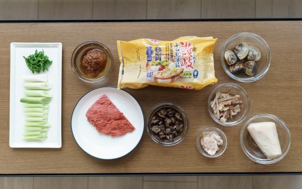 準備食材有：乾香菇、螺肉、乾魷魚、蒜苗、蛤蠣、筍、紅燒肉、芹菜、南僑讚岐烏龍湯麵。