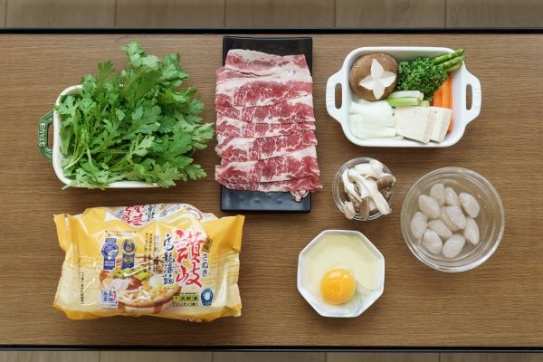 準備食材有：牛肉、蒟蒻、當季蔬菜、南僑讚岐烏龍湯麵。