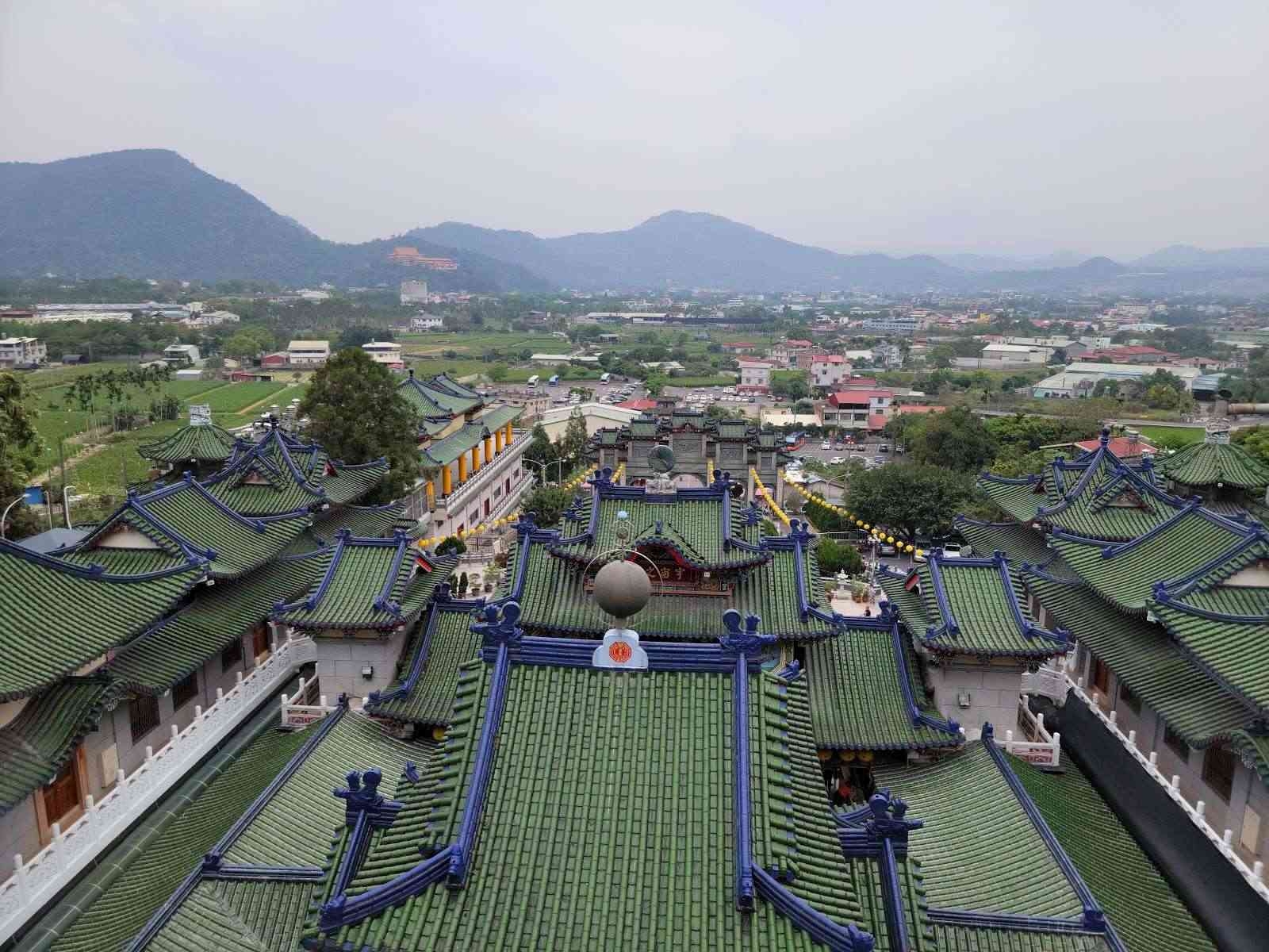 別緻的青綠色屋瓦造型，吸引許多旅客來此拍照打卡。（出自南投旅遊網）