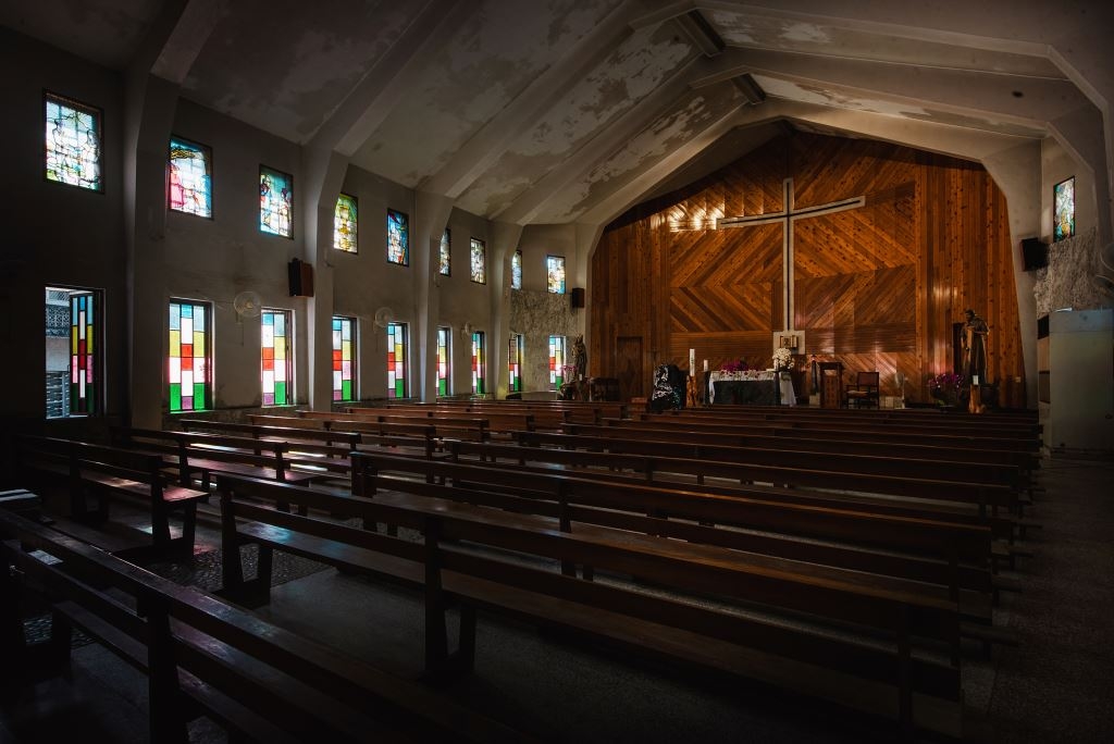 新城天主堂內有彩繪玻璃裝飾，莊嚴中有優美。（出自花蓮縣文化局） 