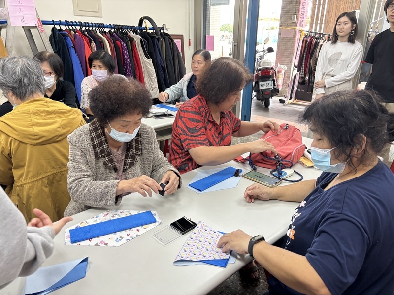 大學生邀請長輩一起動手縫製布衛生棉，自然帶起月經話題的討論。（月經課同學陳彥安提供）