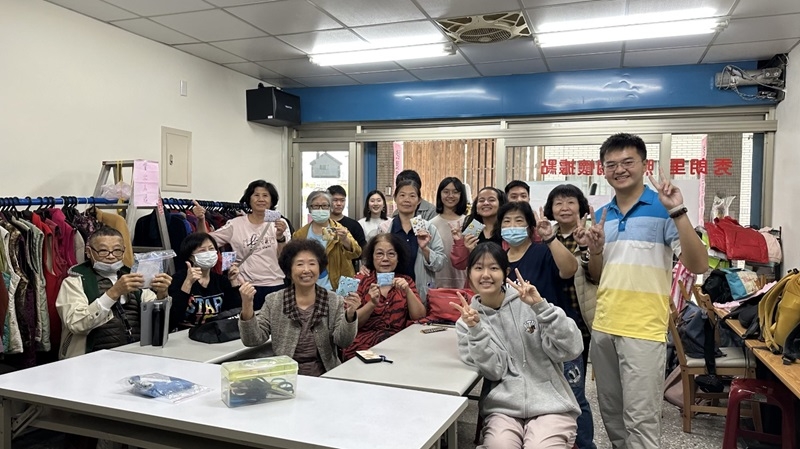 阿公阿嬤們的熱情交流，讓學生們上了一場別開生面的社會課。（月經課同學陳彥安提供）